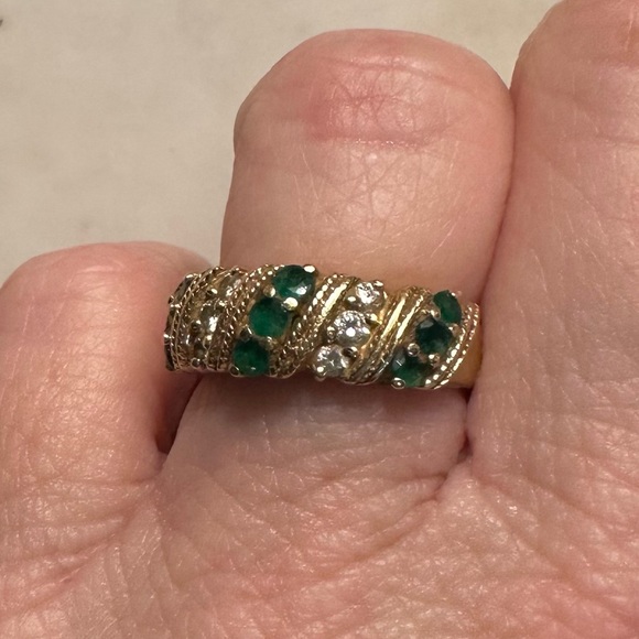 Beautiful Vintage Facetted cut Emerald and Diamond Ring in 14 ct. Yellow gold. - Picture 2 of 5